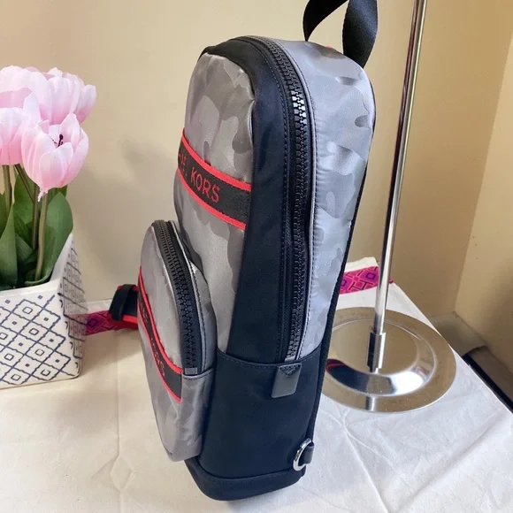 Michael Kors MENS Kent nylon Sling Pack - Picture 3 of 10